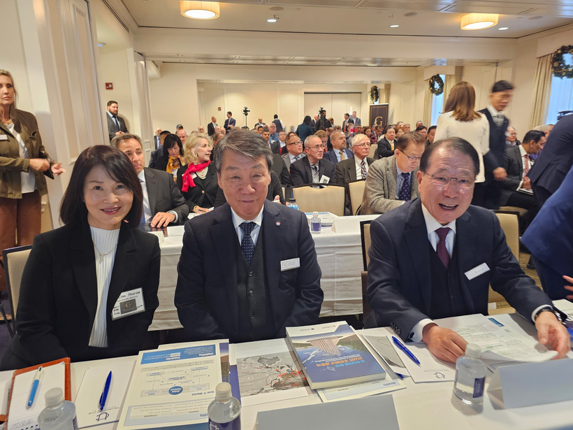 앞줄 왼쪽 두번째부터 임호영 장군, 그 옆은 유명환 전 외교부장관