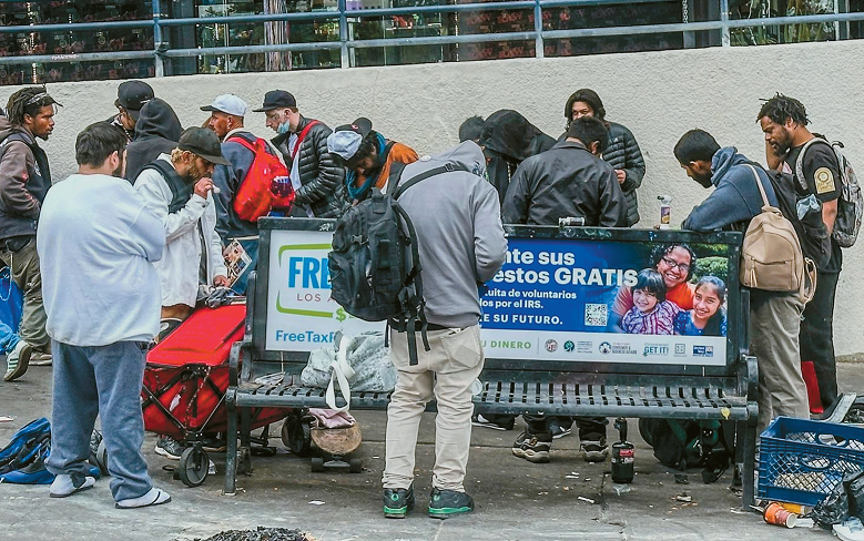 마약 중독자들이 맥아더공원 인근 알바라도 스트리트와 6가 코너의 버스 정류장 벤치에 모여있다. 김상진 기자