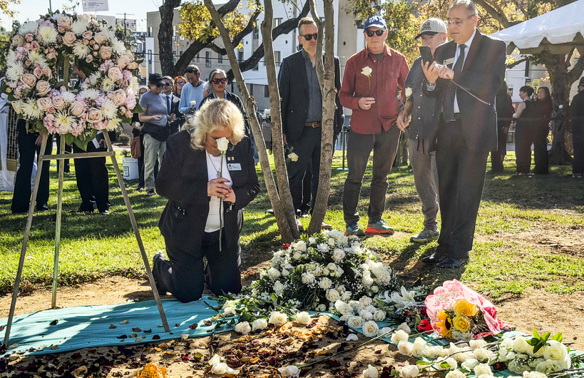  2308명의 무연고 사망자 합동 장례식이 11일 보일하이츠 LA시립화장장 묘역에서 진행됐다. 이날 추모객들은 흰 장미 등을 헌화하며 고단한 삶을 살았던 고인들의 마지막 길을 배웅했다. 〈관계기사 3면〉 김상진 기자