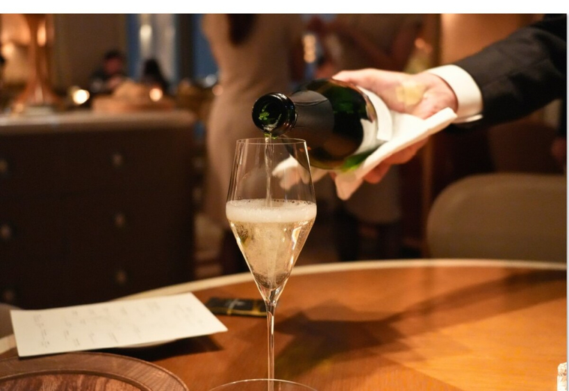 미슐랭 1스타 파인 다이닝 ‘EST’에서 사케 스파클링 와인을 따르고 있다. 