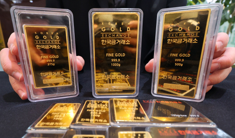 서울 종로구 한국금거래소에서 관계자가 골드바를 정리하고 있다.  [연합뉴스]