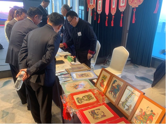 [Guests at the event experience the art of Weifang woodblock New Year prints (Photo by Li Hao)]