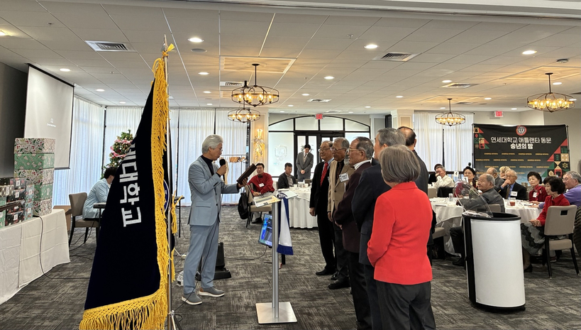 이훈 이사장이 동문회 발전에 이바지한 이들에게 감사패를 건네고 있다.