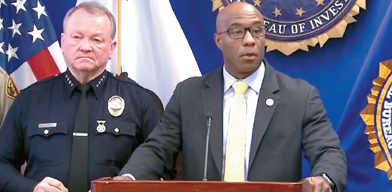 연방수사국(FBI) LA지부 책임자 아킬 데이비스(오른쪽)가 15일 기자회견에서 테러리즘 수사 관련 진행 상황을 발표하고 있다. [로이터·KTLA캡처]