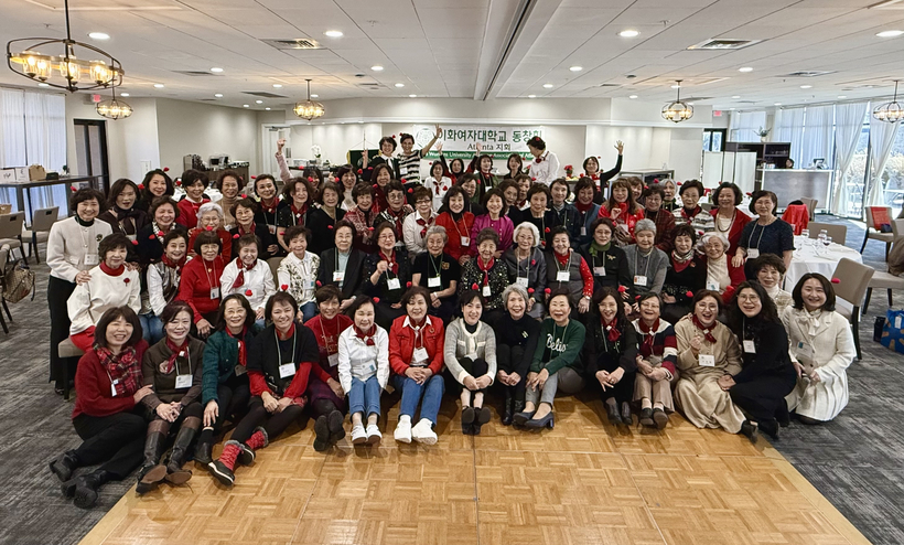 지난 14일 이대 동문 송년회 참석자들이 한자리에 모였다.