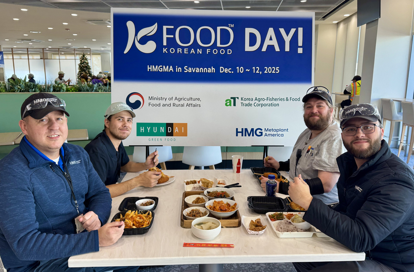 aT가 개최한 한식 체험 행사에서 HMGMA(현대차그룹 메타플랜트 아메리카) 직원들이 K-푸드 점심을 먹고 있다. [사진 aT] 