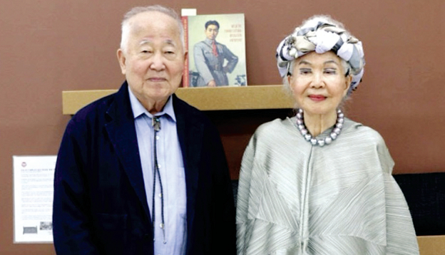전각 병풍을 한국으로 기증한 앤드류 김(왼쪽), 완균라 김. [완균라 김씨 제공]