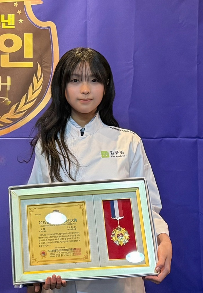 [김규린양 후원사 두드림영농조합법인 유니폼 입고 수상기념 사진]