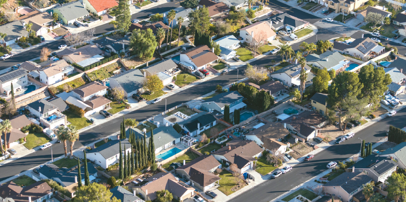 LA카운티의 교외지역의 주택가. LA에서 매물로 나온 주택 가운데 중간소득 가구가 살 수 있는 것은 0.5%에 불과하다.