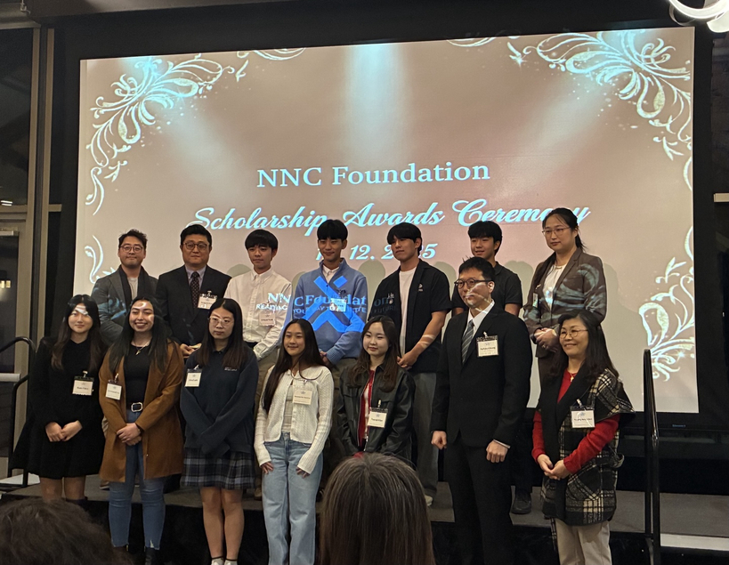 장학생으로 선발된 학생들과 재단 및 지역 관계자들이 한자리에 섰다.          