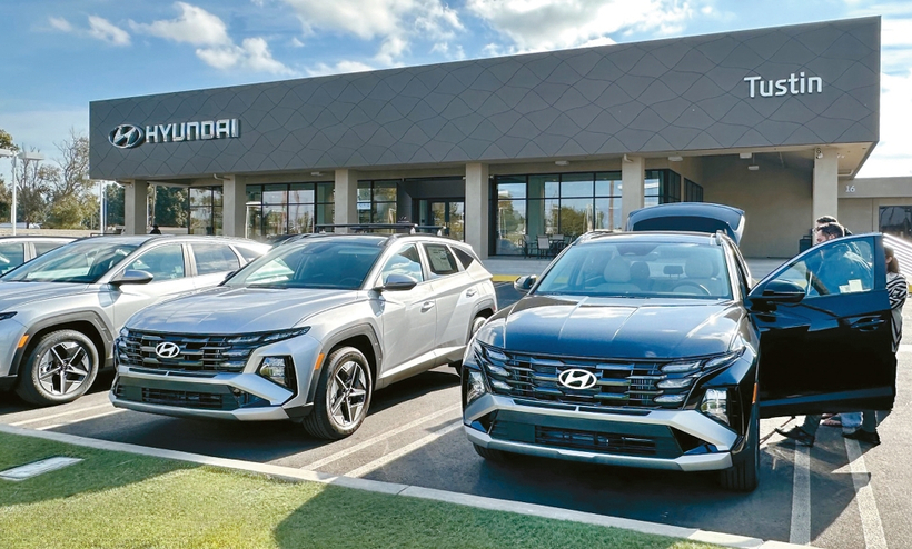 오렌지카운티 터스틴 오토몰의 현대차 딜러에서 소비자들이 신차를 둘러보고 있다. 박낙희 기자