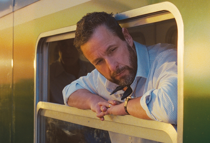 정작 스크린 위에서 가장 선명한 감정의 결을 남기고 골든글로브 남우조연상 후보에 오른 배우는 아담 샌들러다. 그의 무게 있는 연기가 없었다면 이 영화의 공감은 훨씬 덜 했을 것이라는 평가다.