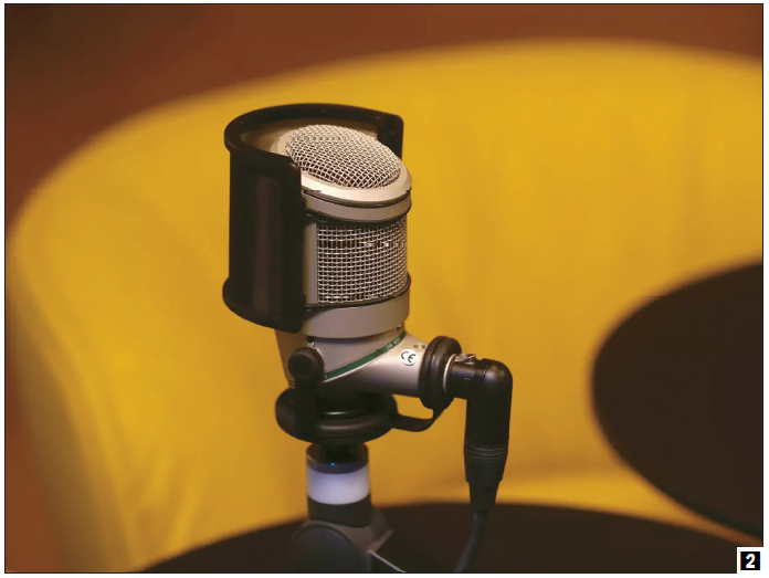 방송을 기다리는 마이크. [헤나로 몰리나 / LA타임스]