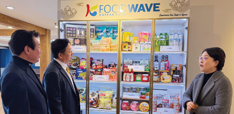 윤미정 한국농수산식품유통공사(aT) 미주본부장(오른쪽)이 15일 뉴욕한인회관을 방문해 K푸드 미니 전시관을 설치한 뒤 대화를 나누고 있다. [사진 뉴욕한인회]
