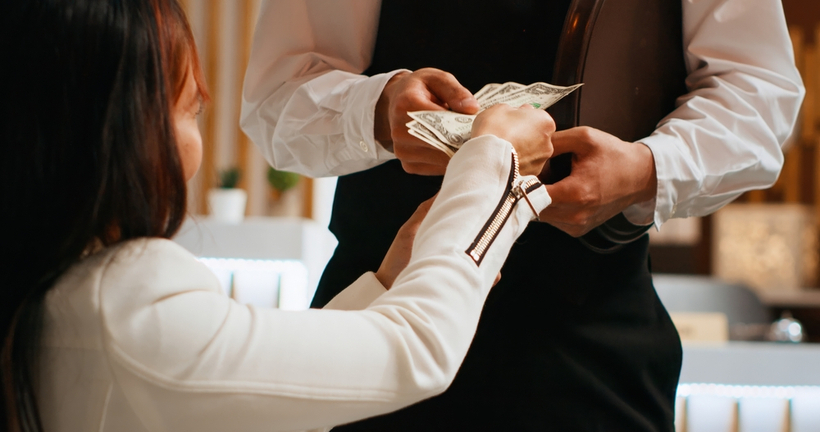 연말은 일년 내내 도움을 받은 사람들에게 감사의 뜻을 전하기 좋은 시기이다. 하지만 '누구에게, 얼마를 주는 게 적당한지' 고민될 때가 많다. [출처 셔터스톡]