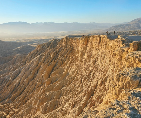 비교적 온화한 겨울 기온 속에서 독특한 사막 지형을 감상할 수 있는 안자 보레고.