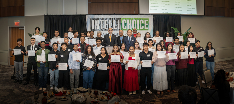 무료 수학교실 ‘인텔리초이스’가 지난 14일 UTD 대학 캠퍼스에서 2025 장학금 수여식 및 축하 만찬을 개최해 저소득층 학생들이 대학 진학의 꿈을 키울 수 있도록 물질적, 정신적 지원을 제공했다.