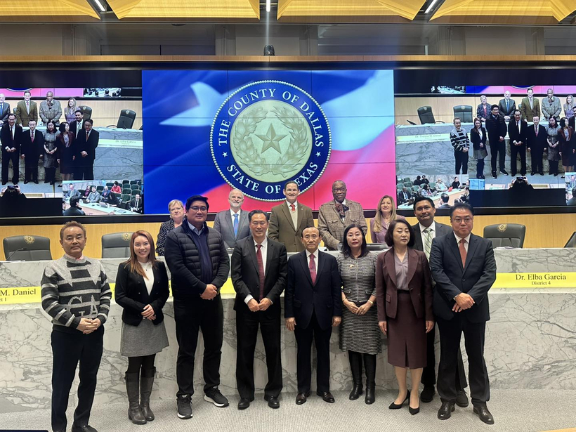 문정민 트랙 회장과 일행은 지난 12월2일 달라스 카운티 커미셔너 코트를 방문해 지지 선언문을 받았다.