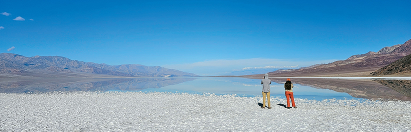  데스밸리 국립공원 배드워터 분지. 북미 최저 지점으로, 소금 평원의 광활한 풍경을 비교적 편안하게 감상할 수 있다.