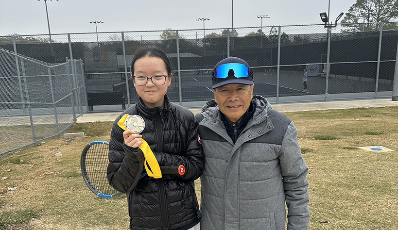 UTR 주니어 테니스 대회에서 우승한 당영현 양이 최수영 코치와 함께 기뻐하고 있다.