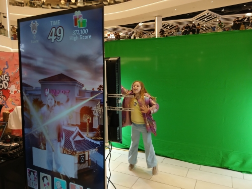 XR 게임 ‘히밥 팡팡’을 미국 현지 참가자가 플레이를 하는 모습(사진 제공: 위드라이크)