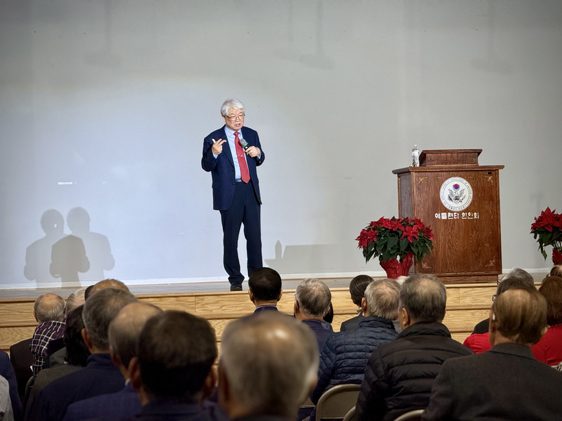 이춘근 박사가 18일 한인회관에서 강연하고 있다. 