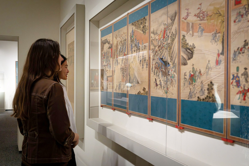 '평생도'를 관람하는 모습 [콜린 듀건 촬영, 미 국립아시아예술박물관 제공]