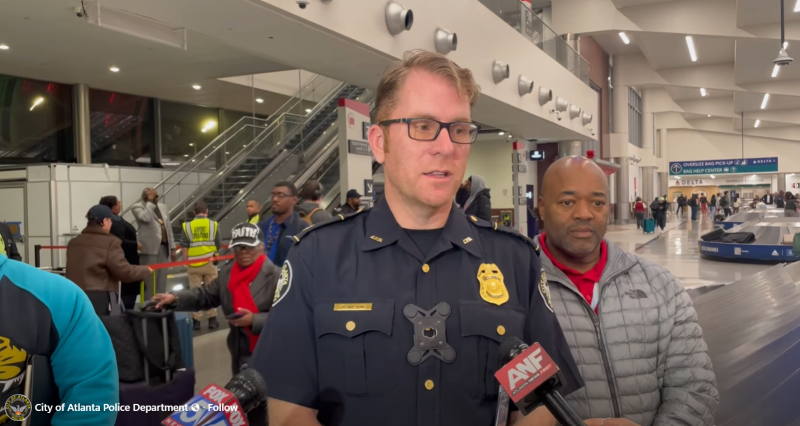 21일 공항에서 애틀랜타 경찰 관계자가 기자회견에서 사건을 설명하고 있다. [경찰 제공]