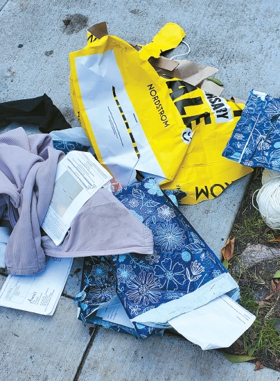 길거리에 버려진 소포 박스. [독자제공] 