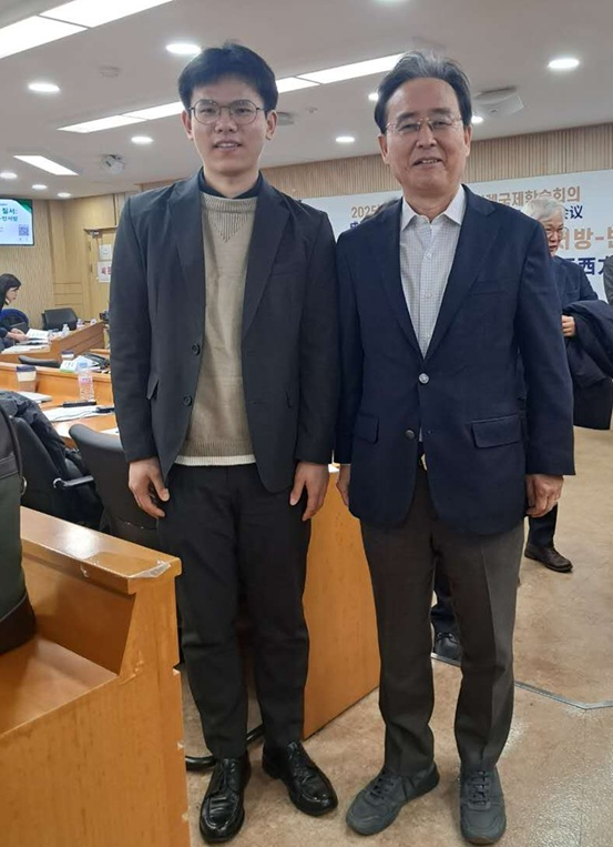 [Shin Bong-kil (right), president of the Korean Council on Foreign Relations, and Li Hao (left) meet at the conference (Photo by Meng Beibei)