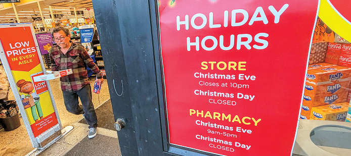 크리스마스를 앞둔 23일 LA한인타운 랄프스 마켓 입구에 크리스마스 당일 휴무 안내문이 게시돼 있다. 김상진 기자