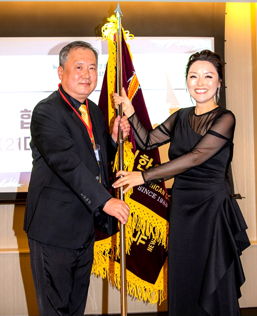 뉴저지한인경제인협회 제21대 홍진선 회장(오른쪽)이 제22대 김헨리 신임 회장에게 협회기를 전달하고 있다. [사진 뉴저지한인경제인협회]