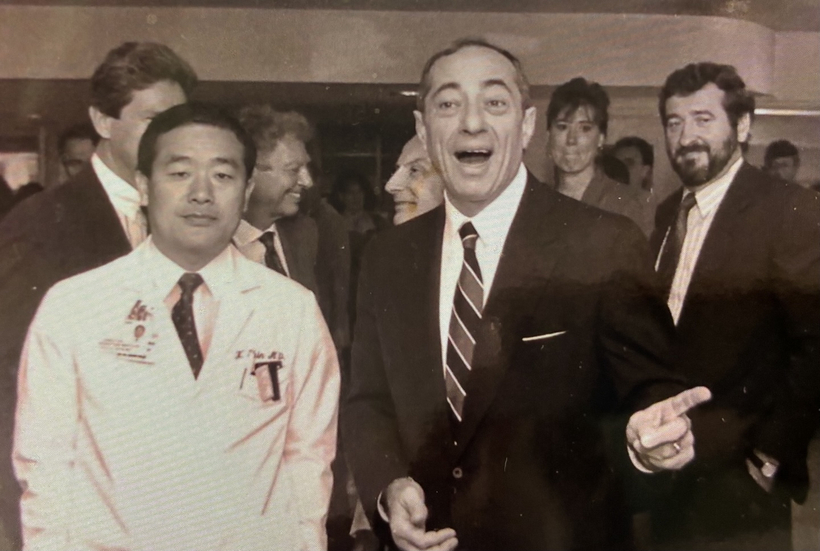 뉴욕주립대(버팔로) 방사선종양학과 학과장 재임 시절 신규호 씨와 마리오 쿠오모 뉴욕주지사