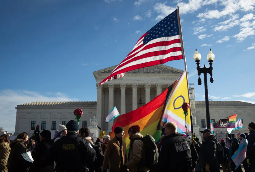 미 대법원 앞에서 시위하는 동성결혼 지지자들.