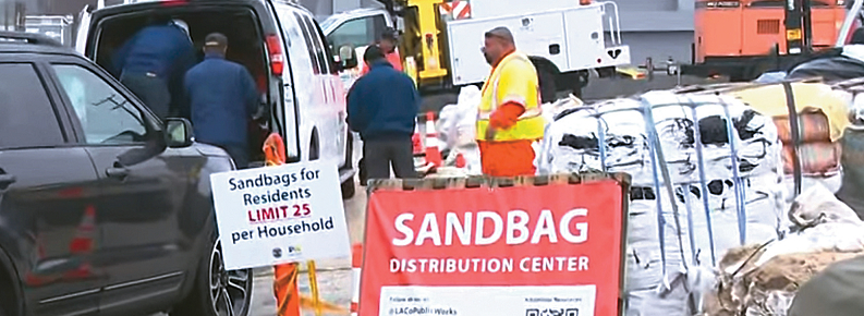 폭우에 대비해 알타데나 지역에서 주민들에게 모래주머니가 배포되고 있다. 당국은 침수와 토사 유입 피해를 막기 위한 사전 대비를 당부했다. [CBS LA 캡처]