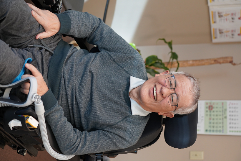 휠체어에 앉은 채 인터뷰하고 있는 연규호씨. 최근 발병한 희소근육병 때문에 목소리로 글을 쓴다.