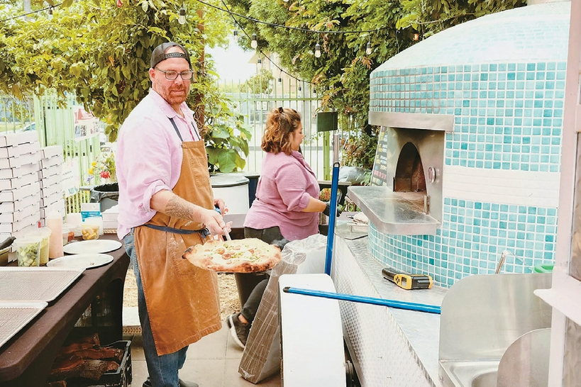 베벌리 그로브에 있는 피오렐리 피자(Fiorelli Pizza) 매장에서 엘리자베스 구티에레즈(왼쪽)와 마이클 피오렐리 공동 대표. [스테파니 브레이호 / LA타임스]