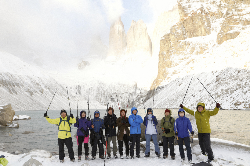 비,바람,눈이 함게 몰아치는 토레스 델 파이네 전망대에서 단체 기념촬영