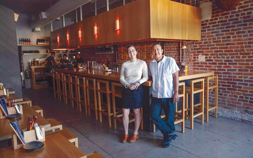 에코파크에 있는 사케 바 ’오토토(Ototo)‘의 공동 대표 코트니 캐플런과 찰스 남바는 올여름 이민 단속과 도심 통행금지 조치로 인해 소비자 수요에 영향을 받았다고 말한다. [멜 멜콘 / LA타임스]