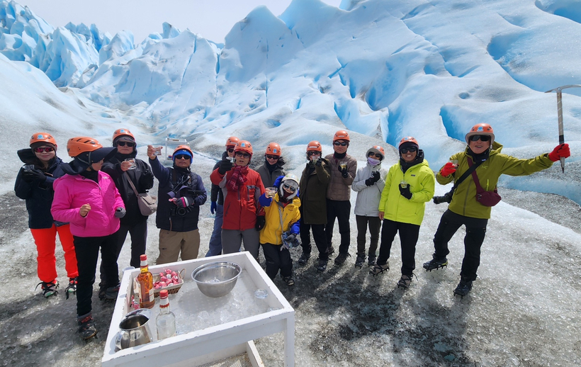 페리토 모레노 빙하 트레킹 후 빙하 얼음으로 위스키 온더락을 만들어 축배하는 모습