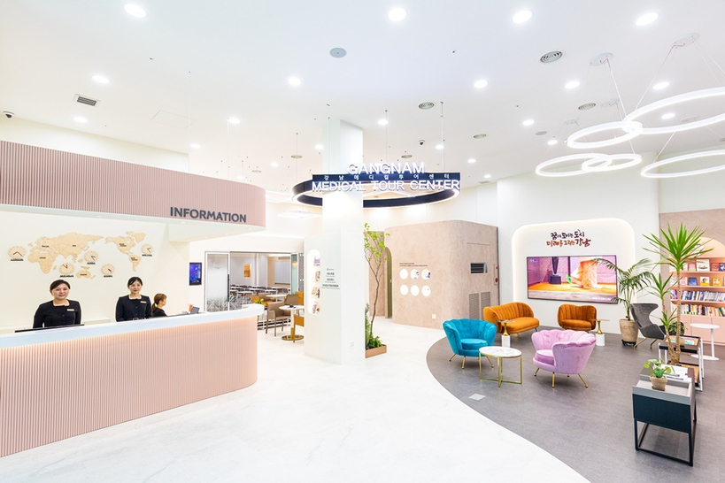 외국인 의료관광객을 위한 다국어 안내와 원스톱 의료관광 서비스가 제공되고 있다. 강남메디컬투어센터 내부 전경.