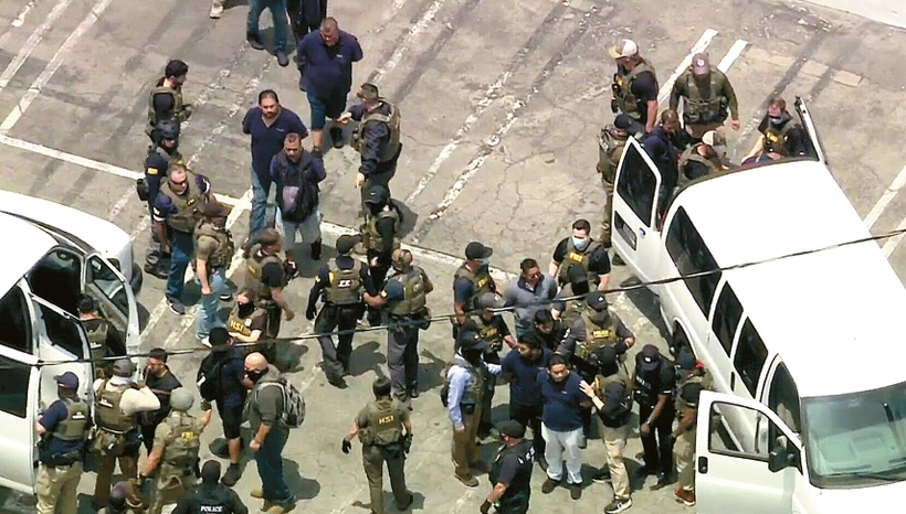 지난 6월 한인이 운영하는 의류업체 앰비언스에 이민 당국 요원들이 급습해 직원들을 체포했다. [ABC7 캡처]