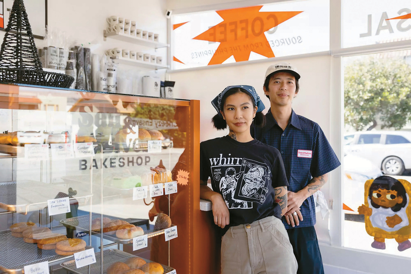 롱비치에 위치한 베이커리 ’샌 앤 울브스(San & Wolves Bakeshop)‘의 공동 대표 킴 에스트라다와 아빈 토레스는 관세 등 여러 요인으로 인해 개업 첫해부터 어려움을 겪고 있으며, 향후 예산을 어떻게 짜고 사업을 이어갈지 고민하고 있다. [줄리아나 야마다 / LA타임스]