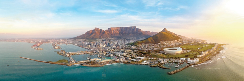 아프리카의 유럽으로 불리는 케이프타운 전경. 테이블마운틴이 도시를 감싸는 남아공의 대표적 풍경이다. 