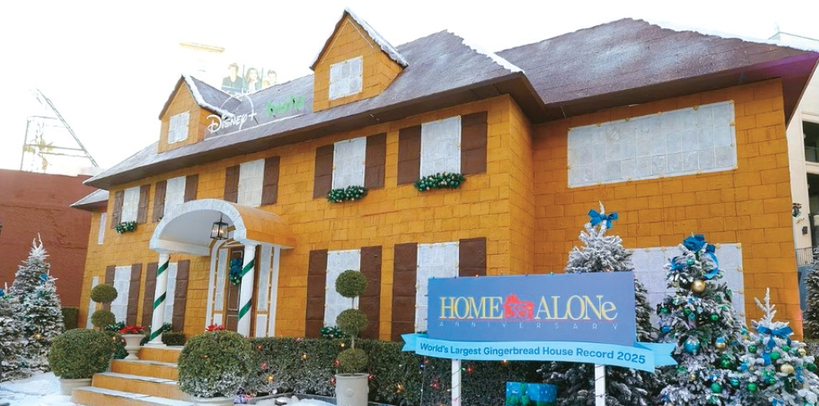 LA 할리우드에 등장한 ‘나홀로 집에’ 저택 실물 크기 진저브레드 하우스. [월트디즈니 제공] 