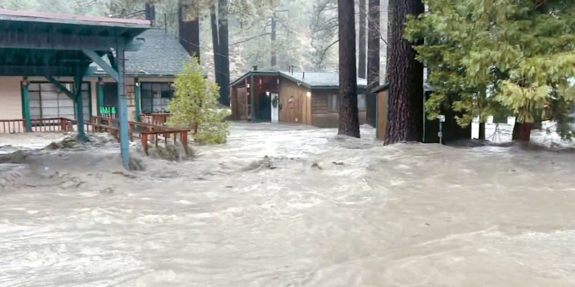 24일 샌버나디노 카운티의 라이트우드 주택가가 폭우로 범람한 강물에 침수됐다.  [샌 버나디노 카운티 소방국·로이터]