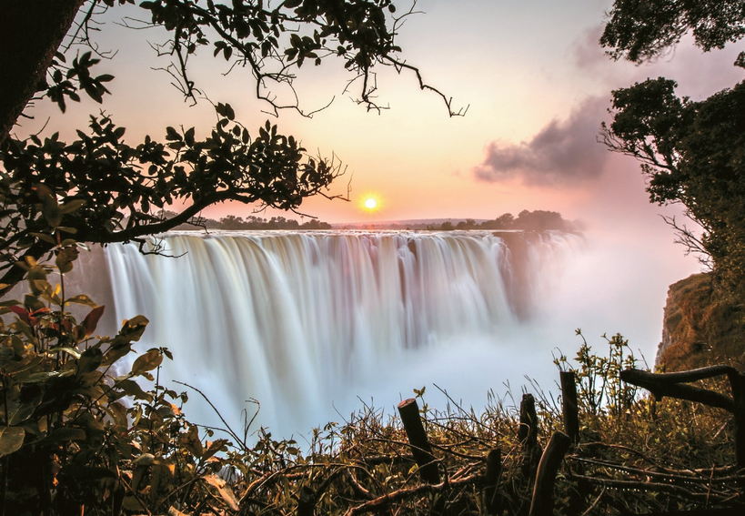 유유히 흐르던 잠베지강 물줄기가 절벽 아래로 빅토리아 폭포가 수직 낙하하며 장관을 이룬다.