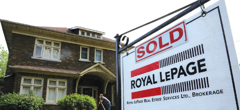 주택 다운페이먼트 마련에 가장 오랜 시간이 걸리는 전국 상위 4개 지역이 모두 가주에 있다. 주택가에 매물 표지판이 세워져 있다. [로이터]