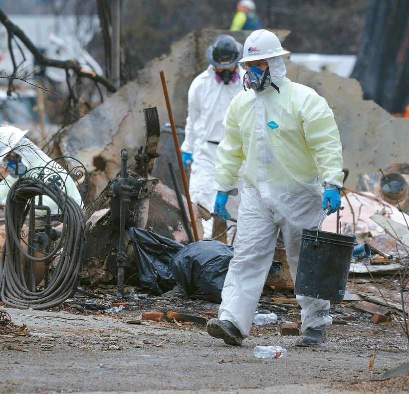 이튼 산불(Eaton Fire) 피해 주택에서 환경보호청(EPA) 전문 인력들이 유독성·위험 폐기물을 제거하는 작업을 벌이고 있다.  [로이터]
