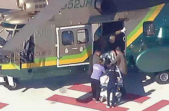 수색·구조대가 추락사한 19세 등산객의 시신을 헬기로 옮기고 있다. [ABC7 캡처]